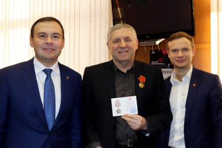 Юрий Афонин наградил ветеранов ВЛКСМ памятными медалями 