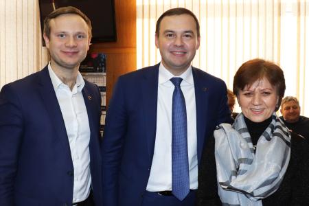Юрий Афонин наградил ветеранов ВЛКСМ памятными медалями 