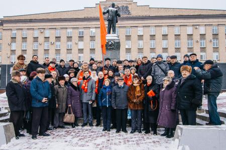 В Орле возложили цветы к памятнику Ленину