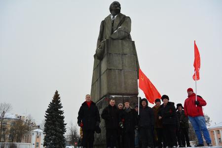 Карелия. Коммунисты возложили цветы к памятнику В.И. Ленину