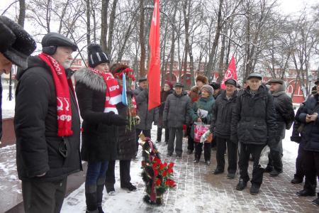 Калужские коммунисты провели возложение венка и цветов к памятнику В.И.Ленина