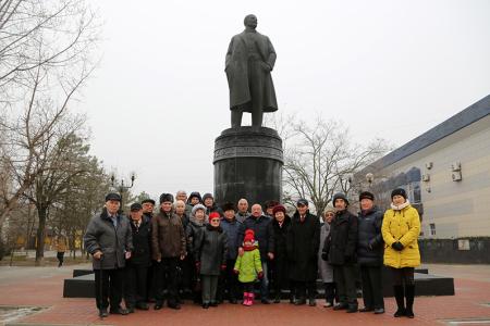 Коммунисты Калмыкии возложили венки и цветы к памятнику Ленину