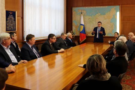 Юрий Афонин наградил ветеранов ВЛКСМ памятными медалями 