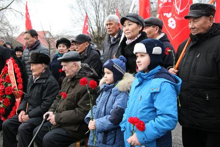 Памяти  освободителей Элисты. Коммунисты Калмыкии возложили венки и цветы к «Вечному огню»
