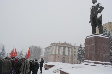 Липецкие коммунисты возложили цветы к памятникам В.И. Ленину