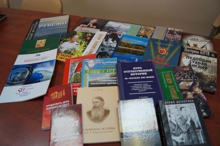 Владимир Поздняков подарил книги Забайкальской краевой библиотеке им. Пушкина