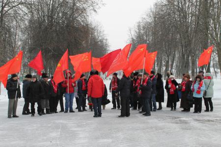 Коммунисты Костромы возложили цветы к подножию памятника В.И. Ленину
