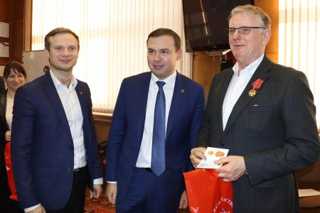 Юрий Афонин наградил ветеранов ВЛКСМ памятными медалями 