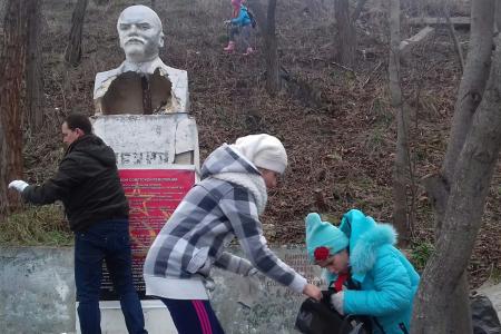 Севастополь. Коммунисты отремонтировали бюст В.И. Ленина в Троицкой балке