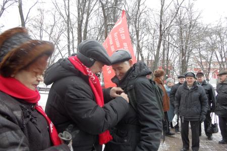 Калужские коммунисты провели возложение венка и цветов к памятнику В.И.Ленина