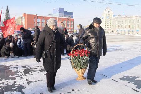 Суровые морозы не помешали новосибирцам принести цветы к памятнику Ленина