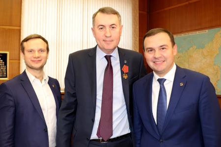 Юрий Афонин наградил ветеранов ВЛКСМ памятными медалями 