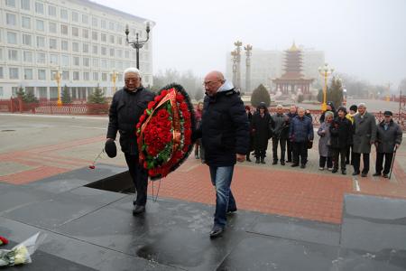 Коммунисты Калмыкии возложили венки и цветы к памятнику Ленину