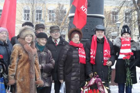 Калужские коммунисты провели возложение венка и цветов к памятнику В.И.Ленина