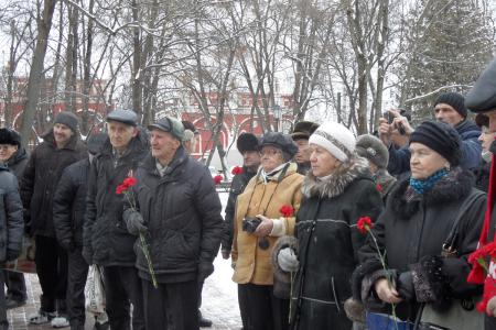 Калужские коммунисты провели возложение венка и цветов к памятнику В.И.Ленина