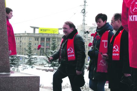 Курские коммунисты возложили алые гвоздики к памятнику вождю мирового пролетариата