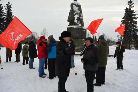 Карелия. Коммунисты возложили цветы к памятнику В.И. Ленину