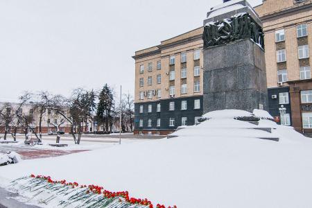 В Орле возложили цветы к памятнику Ленину