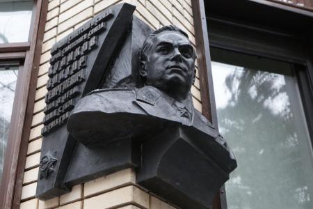 Г.А. Зюганов и П.Н. Грудинин открыли памятную доску Маршалу Советского Союза В.Г. Куликову в Москве