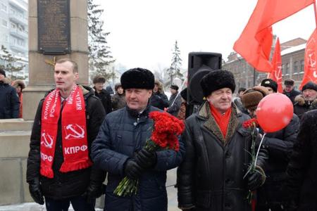 С Днем рожденья, народная армия! Новосибирские коммунисты провели шествие и митинг