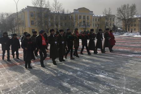 В Кызыле возложили цветы к мемориалу на площади Победы в честь Дня защитника Отечества