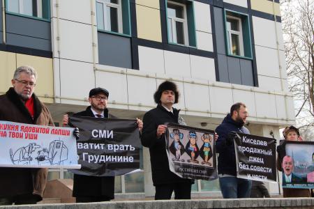 Несмотря на противодействие полиции, акция протеста против лживых СМИ состоялась во Владивостоке