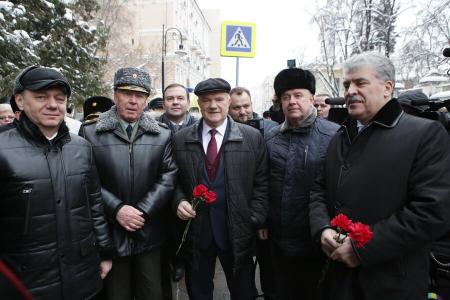 Г.А. Зюганов и П.Н. Грудинин открыли памятную доску Маршалу Советского Союза В.Г. Куликову в Москве