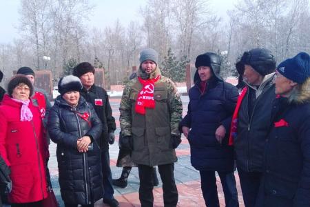В Кызыле возложили цветы к мемориалу на площади Победы в честь Дня защитника Отечества