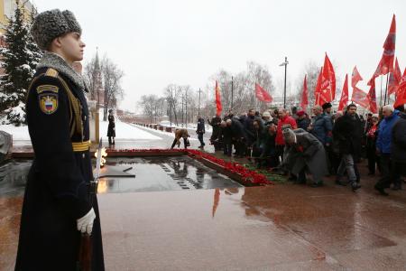 «Русская правда сильней их наглости». Г.А. Зюганов возложил цветы у Кремлевской стены в связи с 75-летием Победы в Сталинградской битве