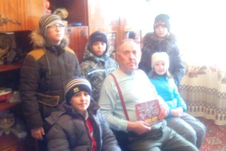 Пионеры Хакассии поздравили ветеранов с Днем Красной Армии