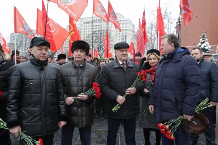 «Русская правда сильней их наглости». Г.А. Зюганов возложил цветы у Кремлевской стены в связи с 75-летием Победы в Сталинградской битве
