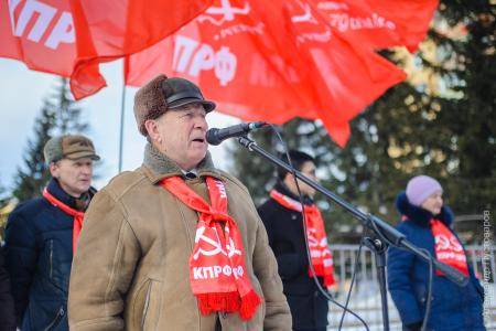"Непобедимая и легендарная". Митинг красноярских коммунистов