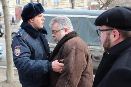 Несмотря на противодействие полиции, акция протеста против лживых СМИ состоялась во Владивостоке
