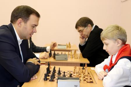 Юрий Афонин поздравил учеников московской школы №892 с открытием шахматного клуба 