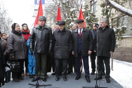 Г.А. Зюганов и П.Н. Грудинин открыли памятную доску Маршалу Советского Союза В.Г. Куликову в Москве