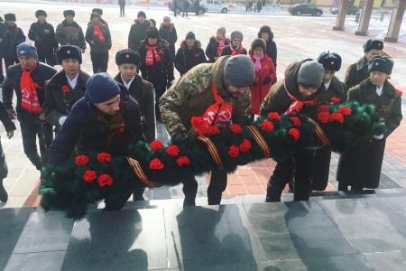 В Кызыле возложили цветы к мемориалу на площади Победы в честь Дня защитника Отечества
