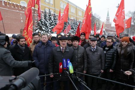 «Русская правда сильней их наглости». Г.А. Зюганов возложил цветы у Кремлевской стены в связи с 75-летием Победы в Сталинградской битве