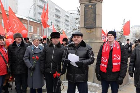 С Днем рожденья, народная армия! Новосибирские коммунисты провели шествие и митинг