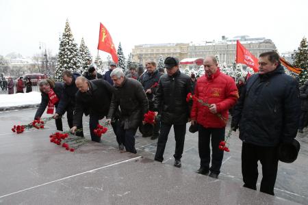 «Русская правда сильней их наглости». Г.А. Зюганов возложил цветы у Кремлевской стены в связи с 75-летием Победы в Сталинградской битве