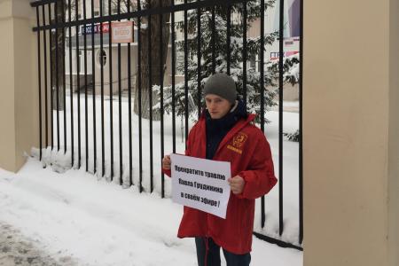 Коммунисты и комсомольцы провели одиночные пикеты у здания ГТРК "Россия Самара"