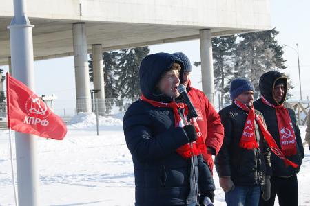 В честь столетия Красной Армии Ульяновский обком КПРФ организовал праздничный митинг и спортивные турниры