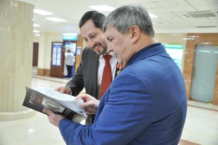 Непобедимая и легендарная. В Московской областной Думе началась выставка юных художников Подмосковья и других регионов России, посвященная 100-летию Красной Армии