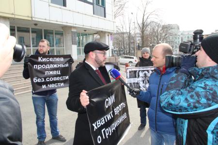 Несмотря на противодействие полиции, акция протеста против лживых СМИ состоялась во Владивостоке