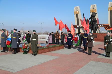 В день100-летия Рабоче-крестьянской Красной Армии коммунисты Забайкалья возложили цветы к Вечному огню