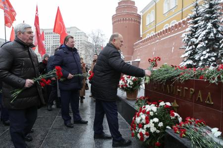 «Русская правда сильней их наглости». Г.А. Зюганов возложил цветы у Кремлевской стены в связи с 75-летием Победы в Сталинградской битве