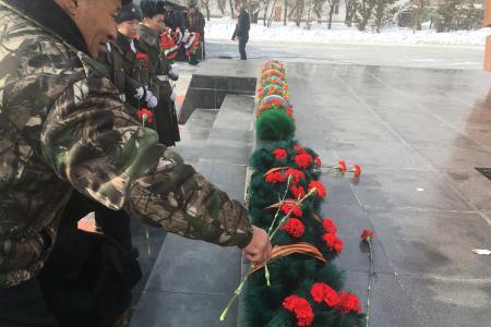 В Кызыле возложили цветы к мемориалу на площади Победы в честь Дня защитника Отечества
