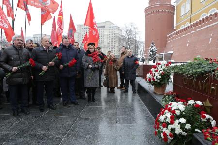 «Русская правда сильней их наглости». Г.А. Зюганов возложил цветы у Кремлевской стены в связи с 75-летием Победы в Сталинградской битве