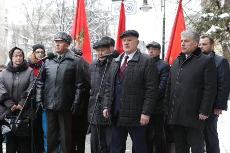 Г.А. Зюганов и П.Н. Грудинин открыли памятную доску Маршалу Советского Союза В.Г. Куликову в Москве
