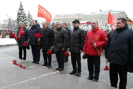 «Русская правда сильней их наглости». Г.А. Зюганов возложил цветы у Кремлевской стены в связи с 75-летием Победы в Сталинградской битве