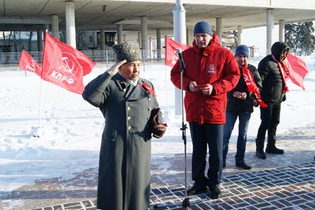 В честь столетия Красной Армии Ульяновский обком КПРФ организовал праздничный митинг и спортивные турниры